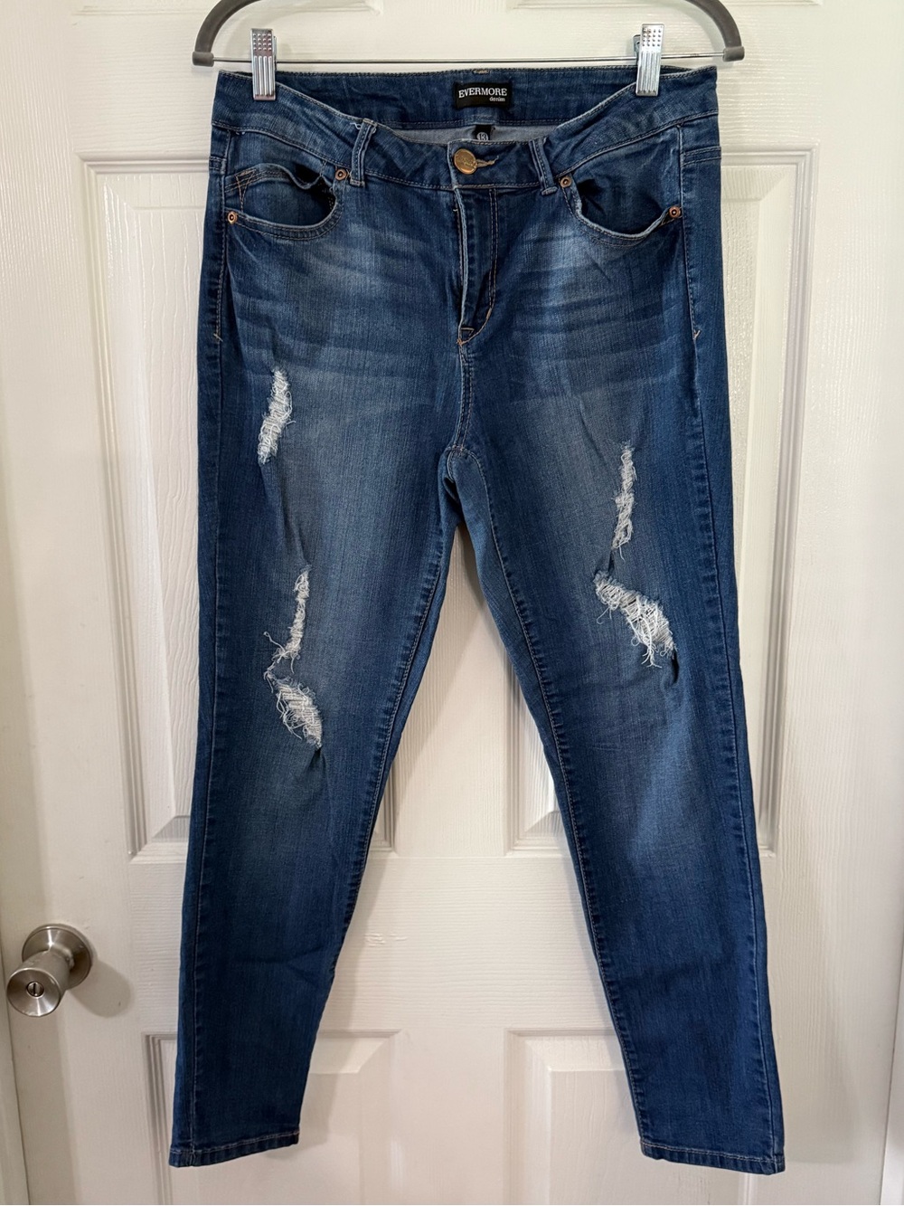 Distressed Dark Wash Women’s Skinny Jeans - Blue